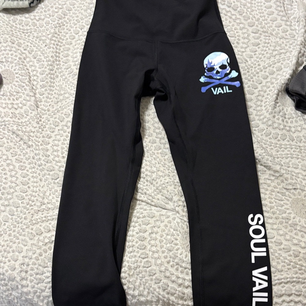 Blacklululggingswith blue &white skull